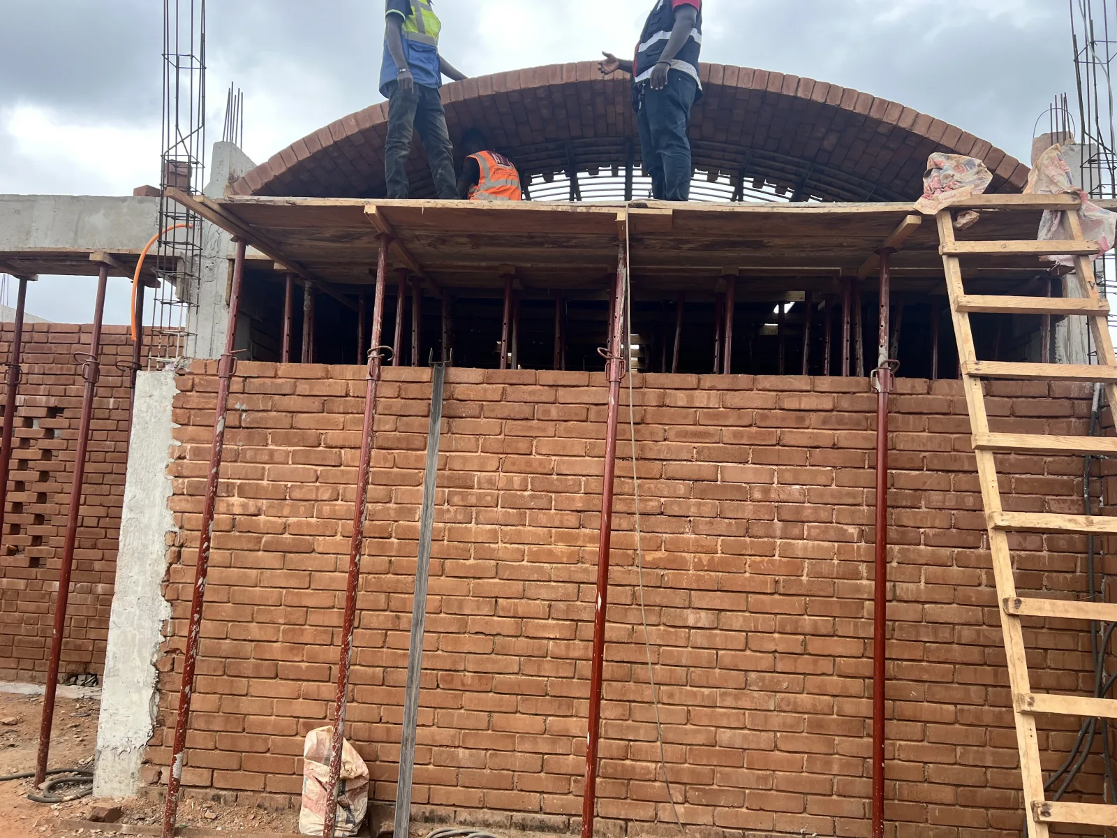 Voûte en briques de terre cuite en cours de construction, chantier réel TORUS CONCEPT
