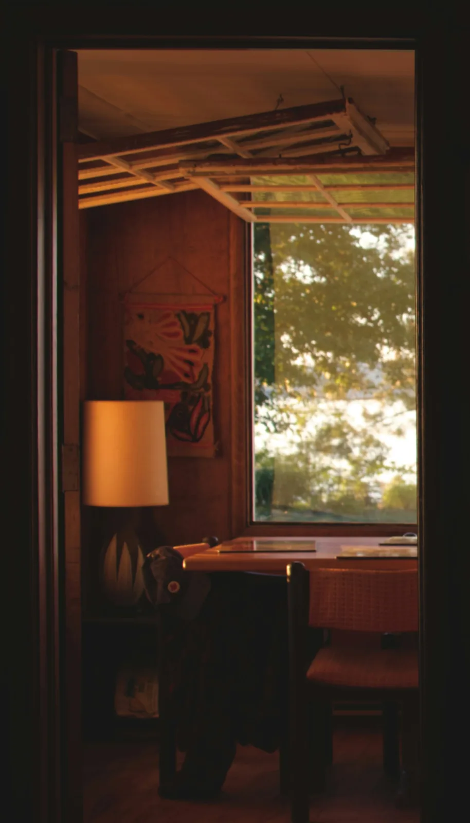 Intérieur chaleureux, lumière rasante en fin de journée
